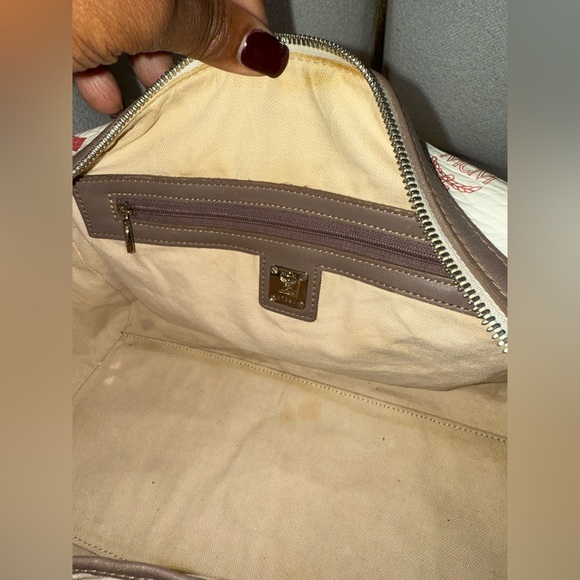 MCM
Visetos Striped Munich Lion Boston
Satchel White comes with COA - Picture 11 of 14